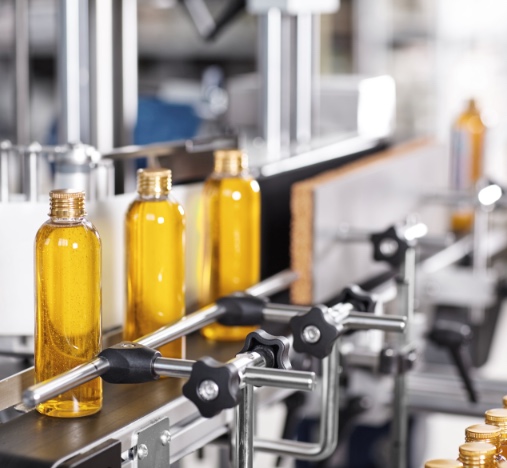 Imagen de una fábrica de cosmética con una linea de producción