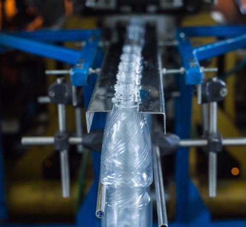 Imagen de una linea de fabricación de botellas de plástico