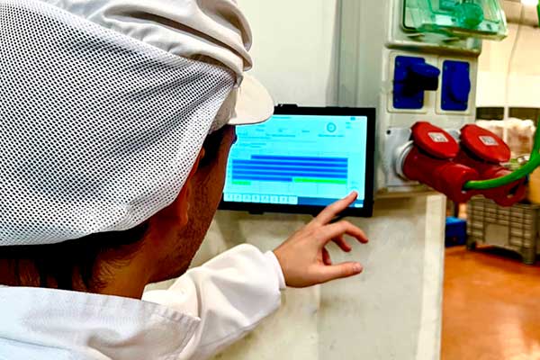 imagen de un operario usando tablet con el sistema MES integrado